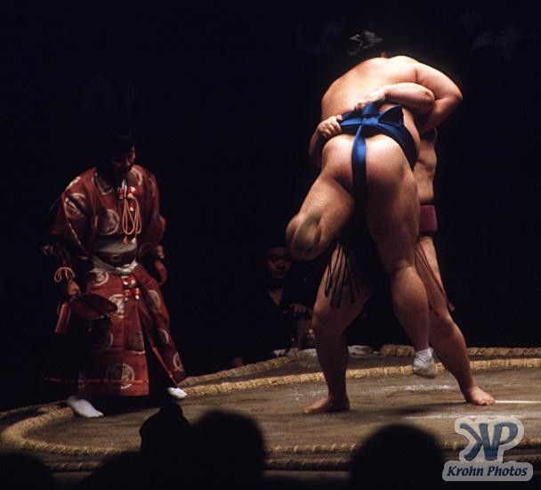 cd85-s06.jpg - Sumo Wrestling