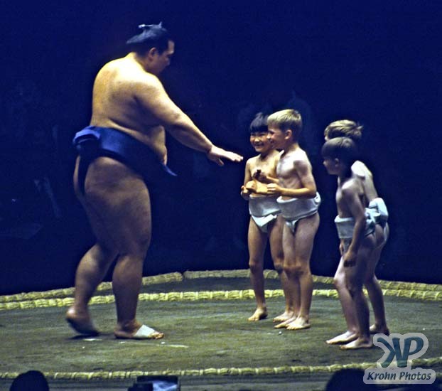 cd86-s14.jpg - Sumo Wrestling