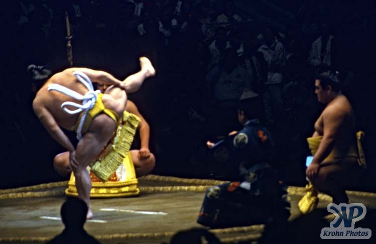cd86-s20.jpg - Sumo Wrestling