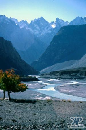 autumn-s32b1.jpg - A river valley in N. Pakistan (View 1)