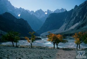 autumn-s33b1.jpg - A river valley in N. Pakistan (View 2)