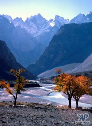 autumn-s34b1.jpg - A river valley in N. Pakistan (View 3)