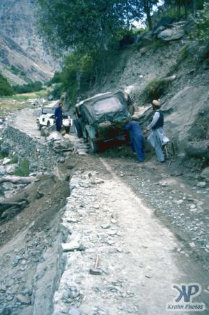 cd03-s12.jpg -  A stuck Jeep