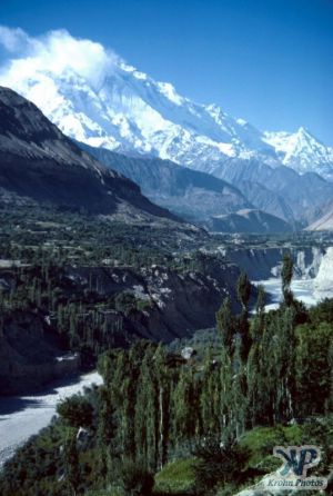 cd04-s15.jpg - Outskirts of Hunza