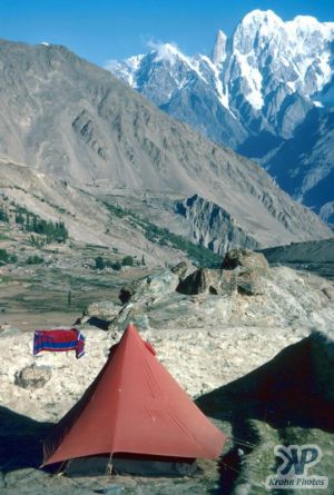 cd04-s28.jpg - Camp site