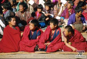 cd1016-s15.jpg - Young Monks